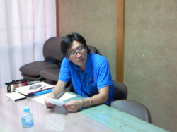 工場見学の報告をする社員の写真