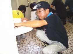 真剣な眼差しで汚れを落としている写真