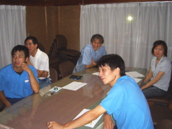 一方を見つめるメンバーの写真