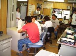 検査をしている写真