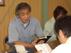経営計画書を読んでいる社員の写真