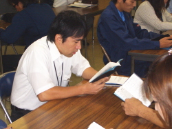 経営計画書を読んでいるリーダーの写真