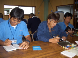 経営計画書に要点を書き加えている社員の写真