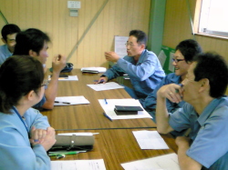 チームで話し合いをしている写真