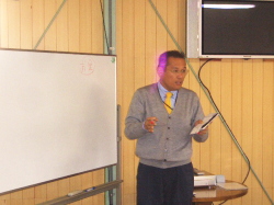 説明する社長の写真