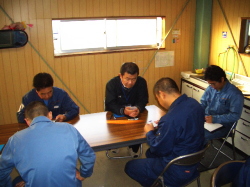 クレドを読んでいる社員の写真