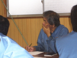 真剣な眼差しで見ている社員の写真