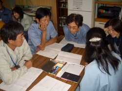 チームで話し合いをしている写真