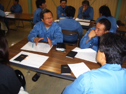 チームで話し合いをしている写真