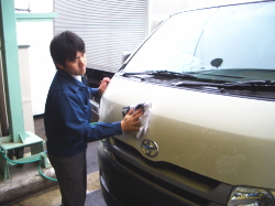 洗車後の拭き上げをしている写真