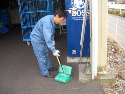 掃き掃除をしている写真