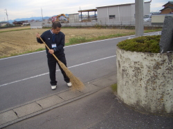 正門前の掃き掃除をしている写真