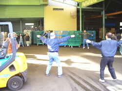 ラジオ体操をしている写真