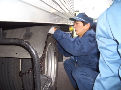 実際にタイヤにチェーンを巻いている写真
