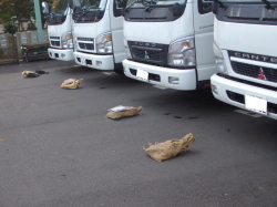 トラックの前に並べられたチェーン袋の写真