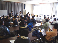 ホールに集合した参加者の写真