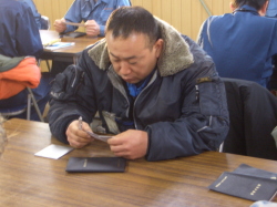 クレドを音読している社員の写真