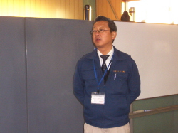 経験を発表している常務の写真