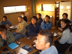 真剣に常務の話を聞いている社員の写真