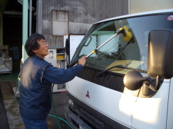 トラックを洗車している写真