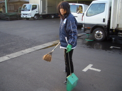 掃き掃除をしている社員の写真