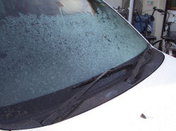 車のフロントガラスに積もった雪だった氷