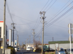 雪雲が覆っている山の写真