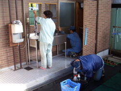 トイレ掃除をしている写真