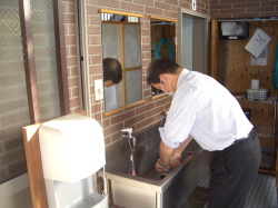 使ったタオルを洗って絞っている写真
