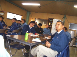 社長の話を聞いている社員の写真