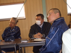 ノートを手元において聞いている社員の写真