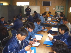 食堂に集合した社員の写真