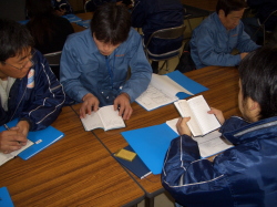 経営計画書を読んでいる写真