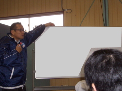ホワイトボードに書きながら説明する社長の写真