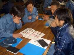 アンケート結果を見ている社員の写真