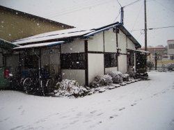 雪積もる事務所の写真