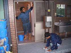 裸足でトイレ掃除をしている社員の写真