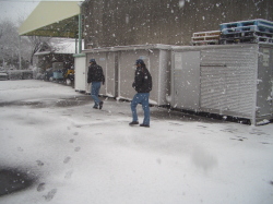 雪の中、外を歩く社員の写真