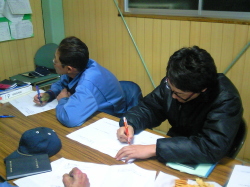 メモを取っている社員の写真