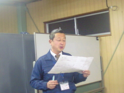発表をしている常務の写真