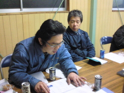 今月の報告をしている写真