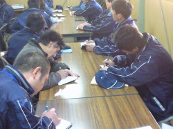 メモを取っている社員の写真
