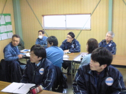 真剣な眼差しで話を聞いている社員の写真