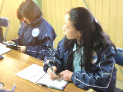 聞きながらメモを取っている社員の写真