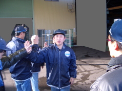 ハイタッチをしている写真