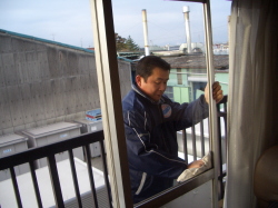窓拭きをしている写真