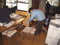 掃除機で掃除をしている写真