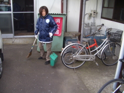 駐車エリアを掃き掃除している写真