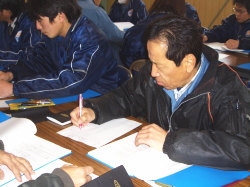 メモを取っている社員の写真