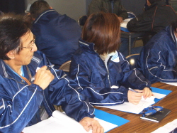 社長の話を聞いている社員の写真